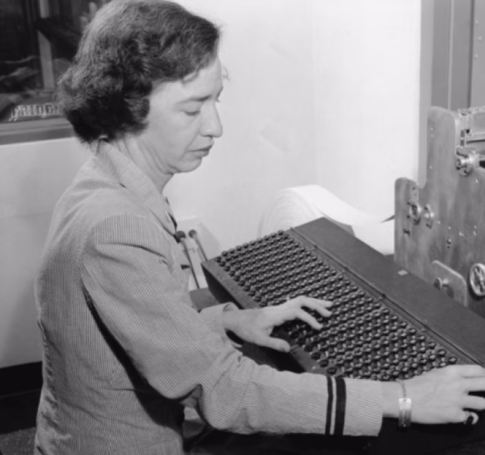 Grace Hopper devant un ordinateur